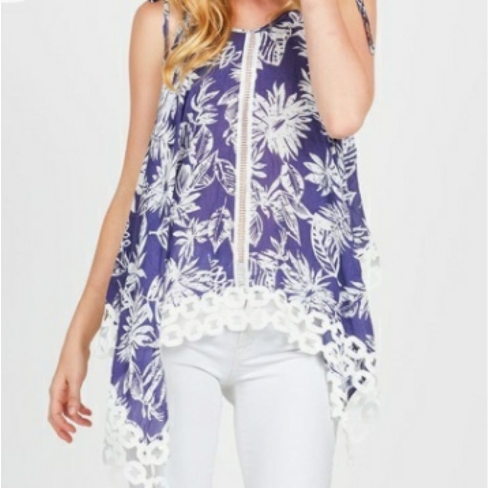 🛍️5/$20🛍️ Miss Love Asymmetrical Hem Top Large Blue & White